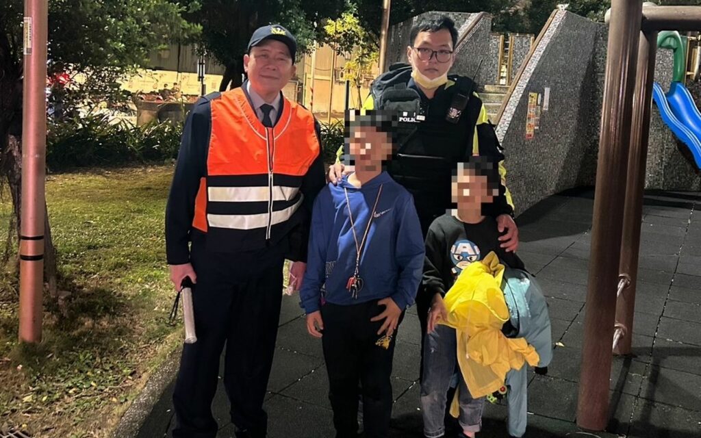 母親急尋下課未返家的孩童下課,警員迅速協調,並在公園發現孩童。圖/土城分局