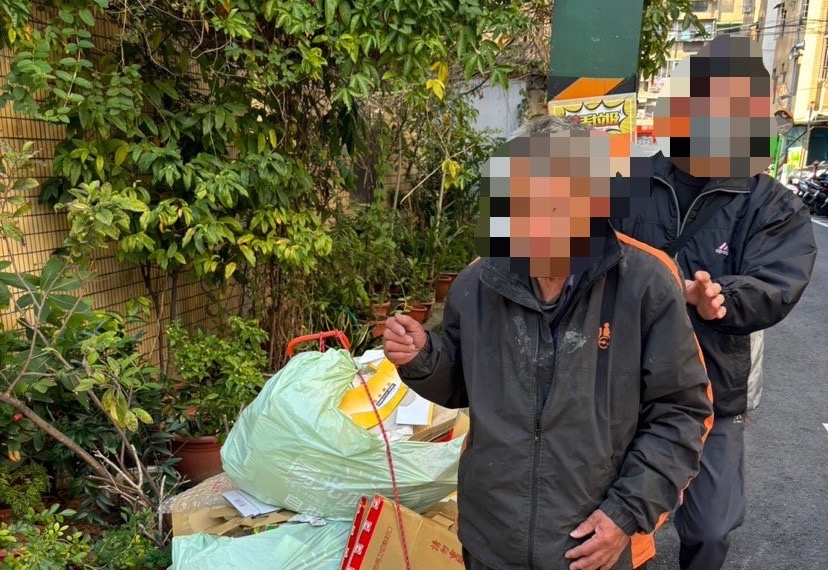 樹林分局三多派出所警員協助失智陳姓老翁安全返家。圖/樹林分局