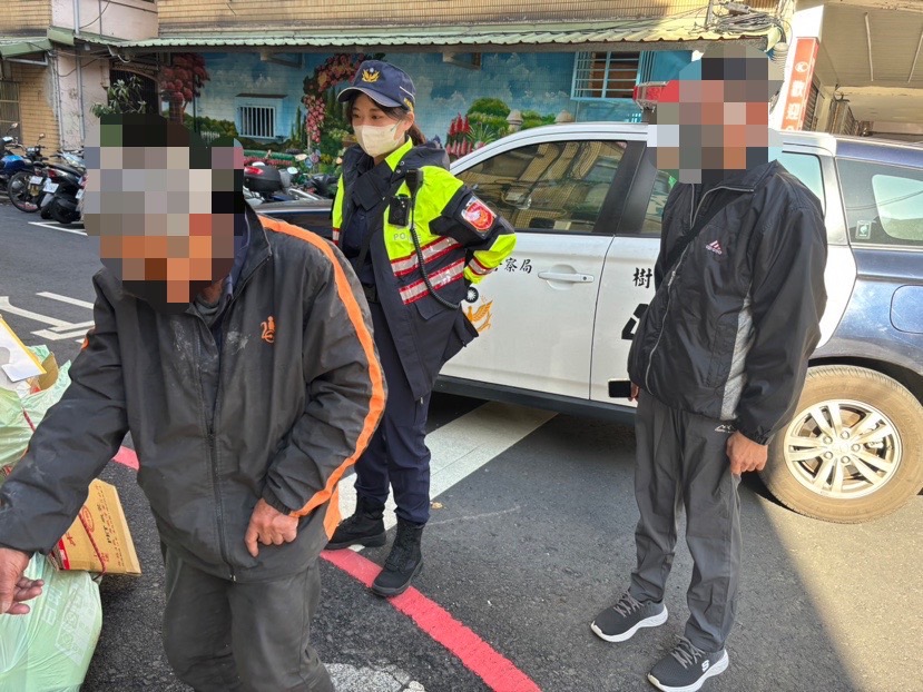 樹林分局三多派出所警員協助失智陳姓老翁安全返家。圖/樹林分局