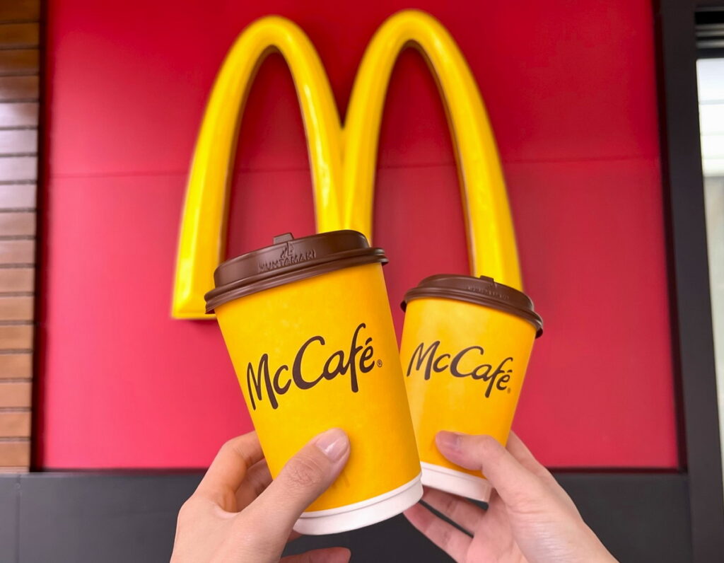 台灣麥當勞推「龍年開春優惠券」，經典美式咖啡（冰/熱）、經典那堤（冰/熱）「買一送一」都還在，等於半價優惠。