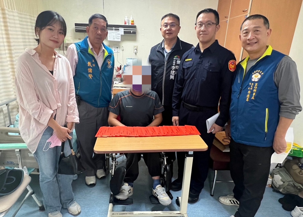 ▲圖說:在分局長李建興與南屯警友站長的關懷鼓勵下,蕭男允諾會重新振作 (圖/台中市政府提供)