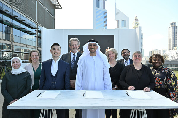 由左至右:Ghada Alsaleh博士, Sonia Pawelczyk 博士, 楊聖武, James L. Green 博士, Ahmed Alfandi, Tara Ruttley 博士, Wasim Ahmed, Hilde Stenuit 博士, Camille Alleyne博士 在迪拜阿聯酋國家太空署的MOU簽署儀式上 由左至右:Ghada Alsaleh博士, Sonia Pawelczyk 博士, 楊聖武, James L. Green 博士, Ahmed Alfandi, Tara Ruttley 博士, Wasim Ahmed, Hilde Stenuit 博士, Camille Alleyne博士 在迪拜阿聯酋國家太空署的MOU簽署儀式上