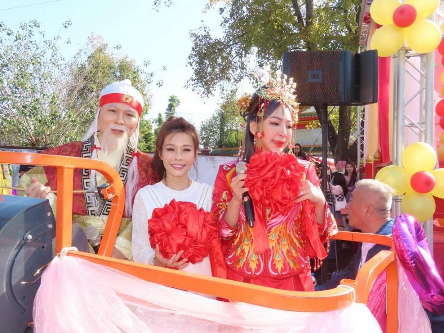 嘉市大福興宮初五拋繡球相親 陳姿妏祝福未婚男女覓得良緣