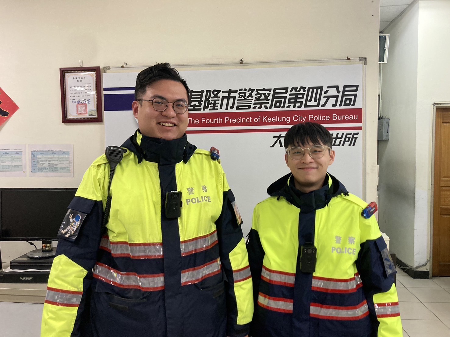 基隆市警察局第四分局大武崙派出所警員胡秉維（左）、吳奇軒（右）。(記者宋紹誠翻攝)