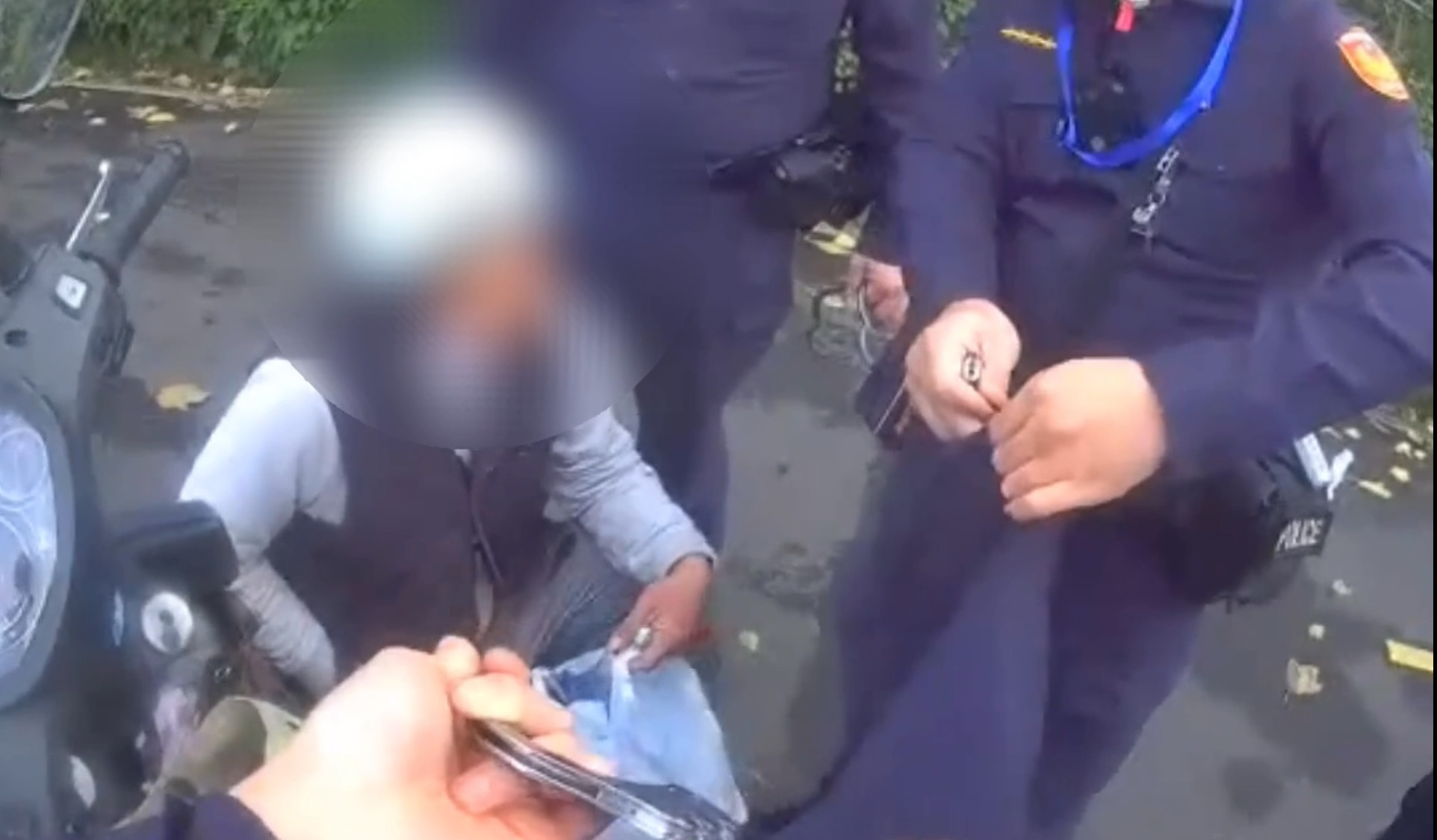 橫科派出所所長管昱傑攔查，發現黃男身上散發毒品氣味並當場搜出毒品吸食器1組及安非他命1包（毛重約0.87克），即刻將罪嫌送辦。(圖/記者 張艷君翻攝)