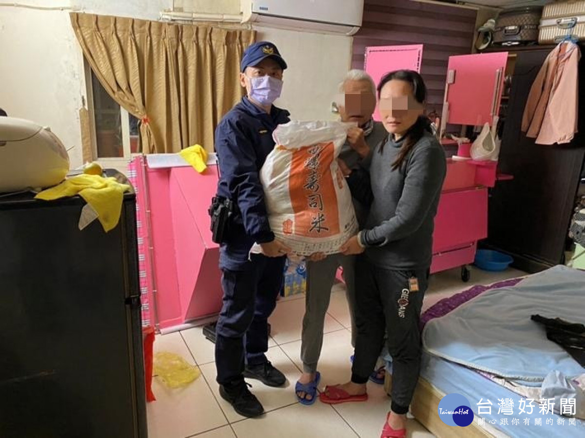 中壢派出所結合里長、「慈惠堂」,送暖到需要幫助的家庭。