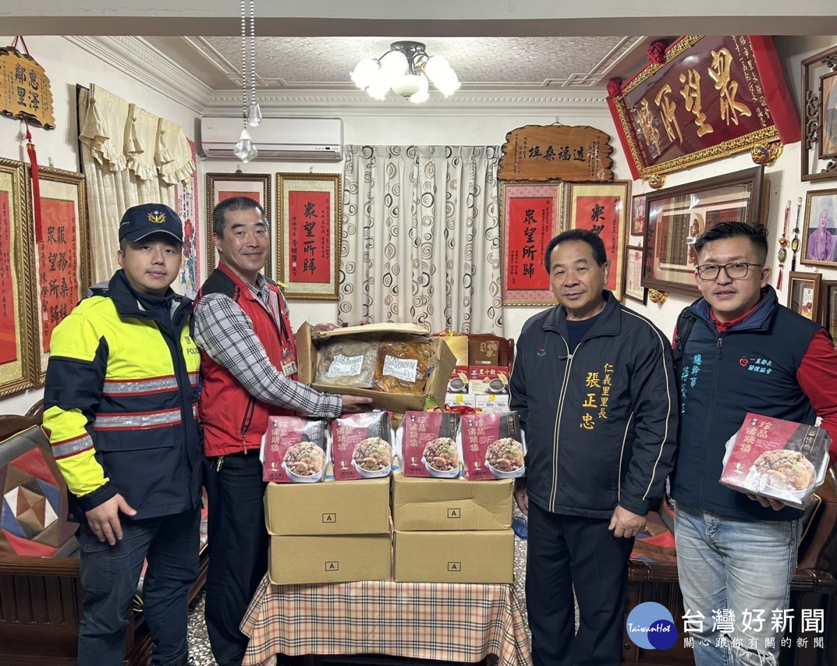 普仁派出所邀集轄內善心團體一起送暖，讓弱勢家庭也能開心過年。