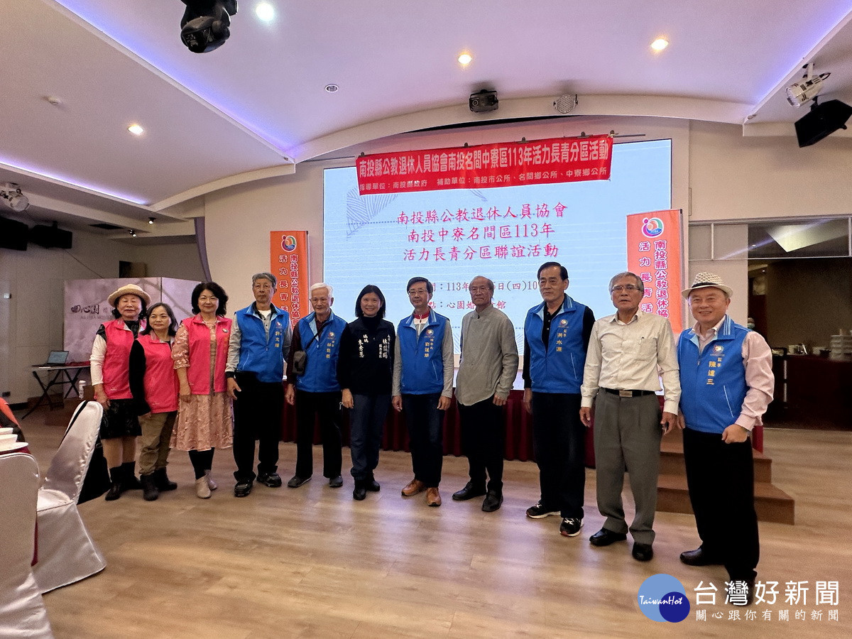 劉理事長(右五)與理監事祝大家好運龍總來。(記者扶小萍攝)