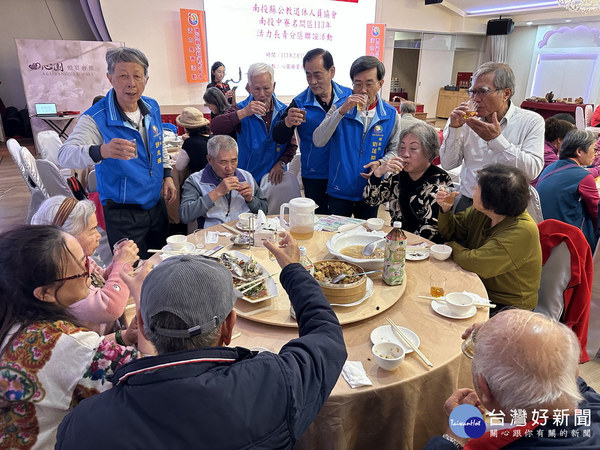 劉理事長與理監事幹部向成員祝賀。(記者扶小萍攝)