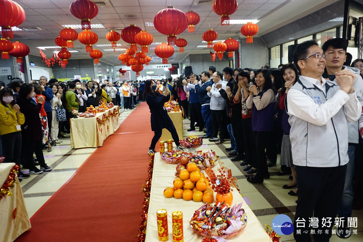 「桃園市政府113年新春團拜」中,與會市府同低相互拱手拜年祝賀。