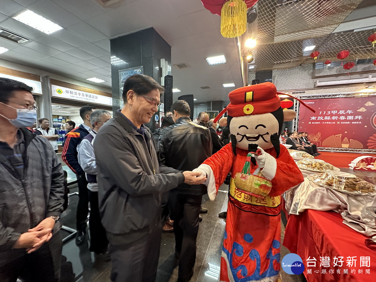 財神贈喜糖。(記者扶小萍攝)
