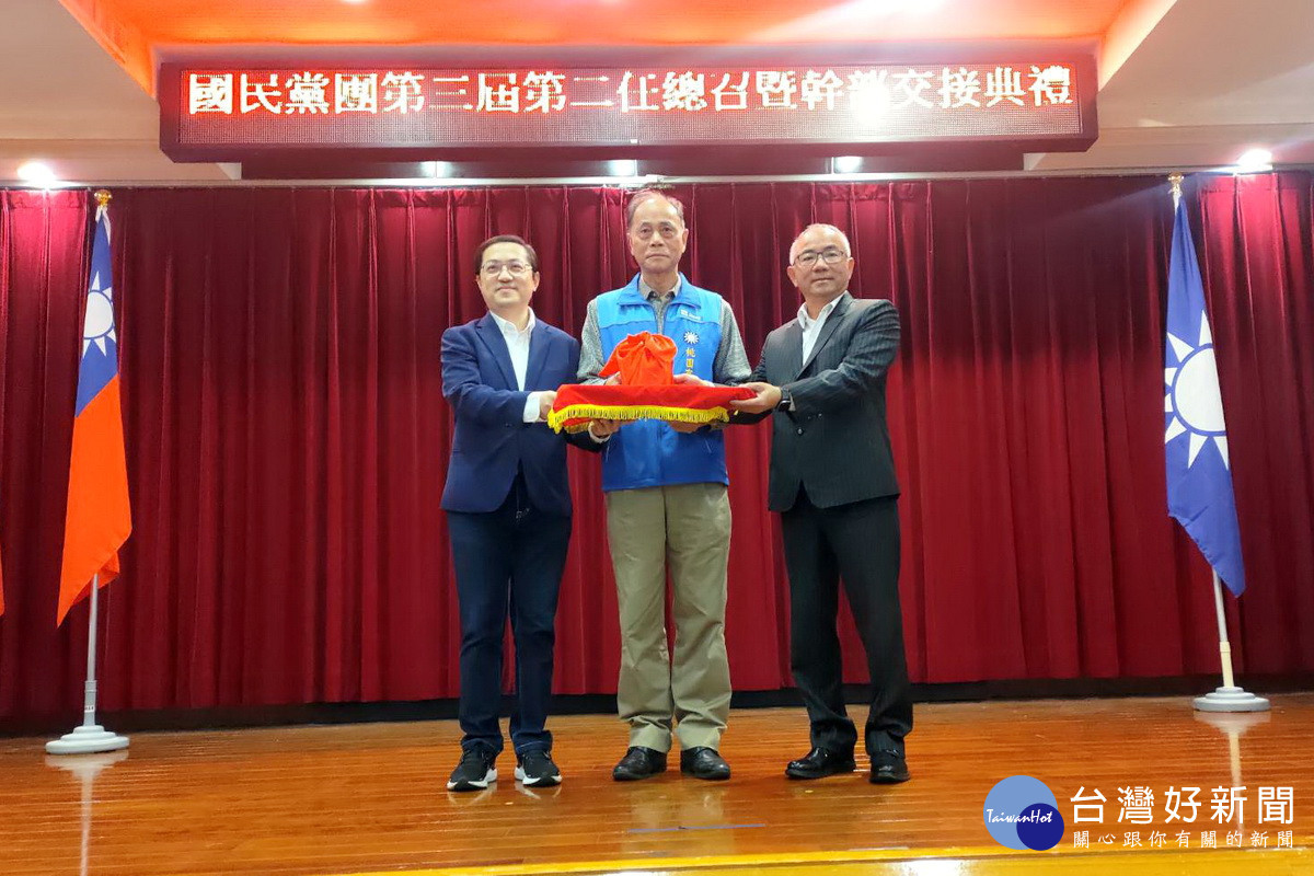 桃園市議會國民黨團總召交接,在桃園市黨部主委黃敏恭監交中,新任總召徐玉樹由卸任總總召梁為超手中接下信印。