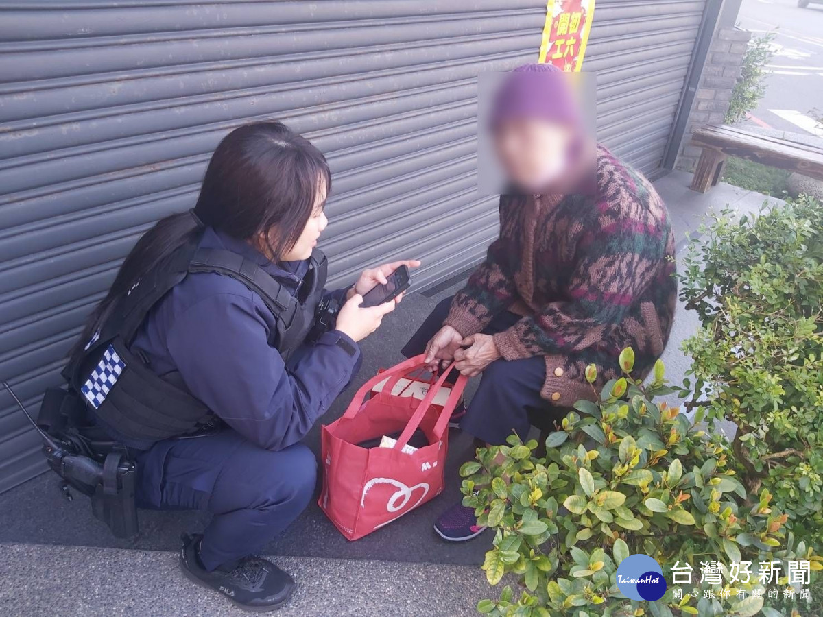 老婦過年訪妹迷途，平警即時發現協助返家。