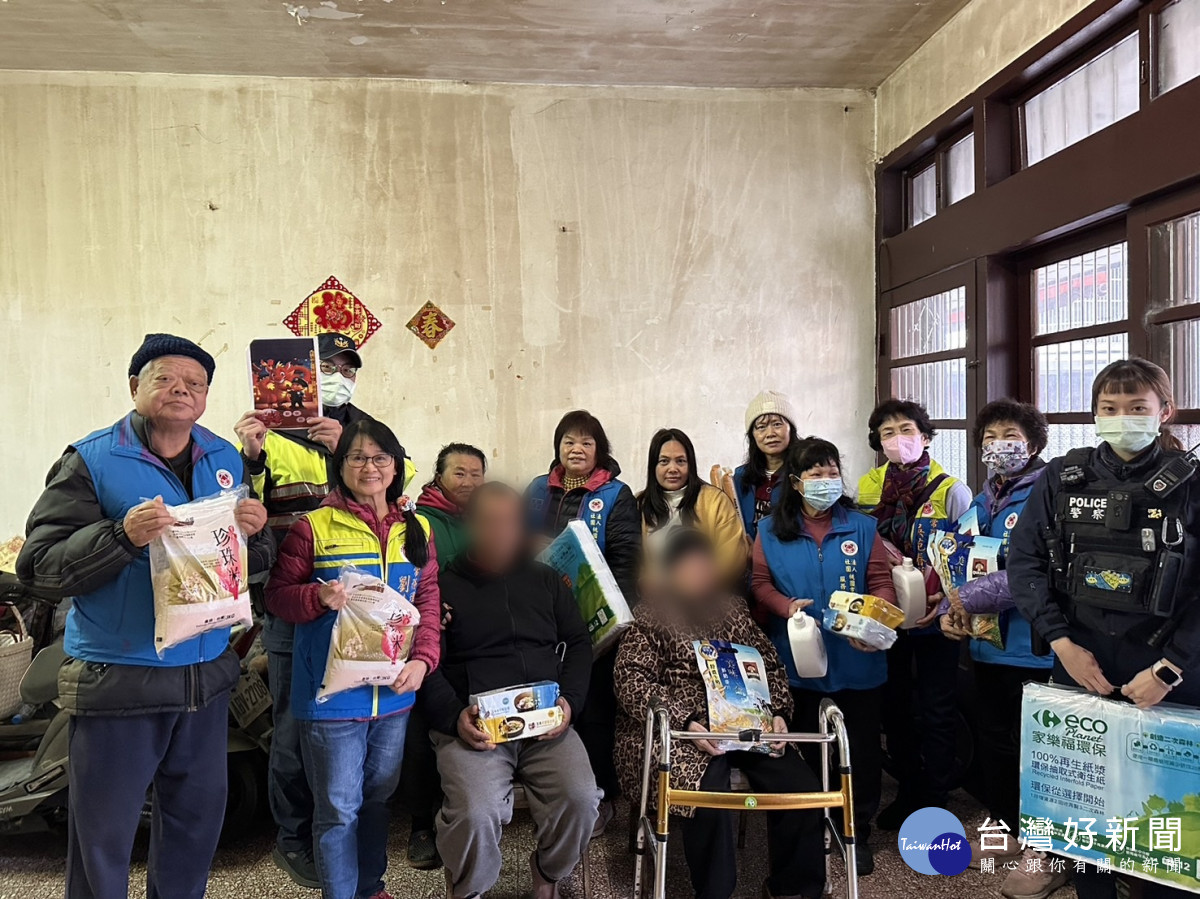 中壢分局聯合警察婦女志工及社團法人桃園市愛心服務協會，讓清寒家庭在農曆春節能感受到社會溫暖。