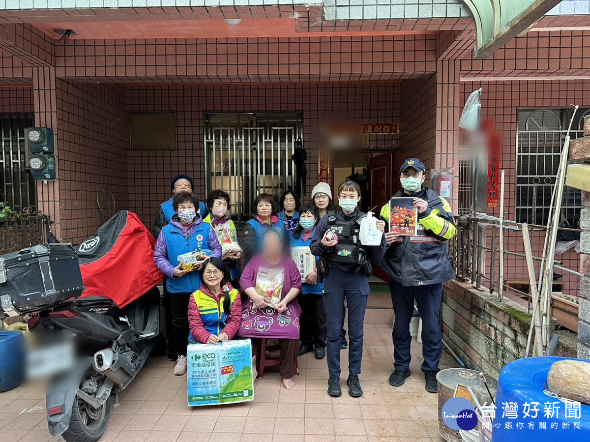 中壢分局聯合警察婦女志工及社團法人桃園市愛心服務協會，讓清寒家庭在農曆春節能感受到社會溫暖。<br /><br /> 