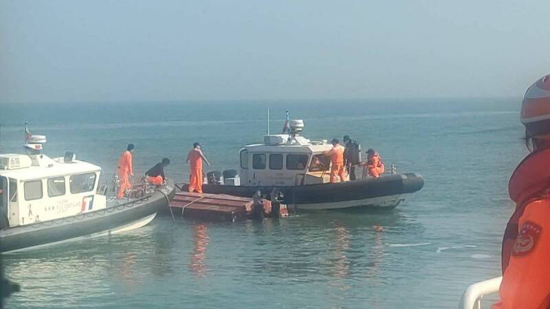 海巡署第十二巡防區統籌艦隊分署第九海巡隊CP1051巡防艇於14日下午追緝越界中國籍漁船,過程中對方4名人員落海,造成2死2傷。金門海巡隊提供