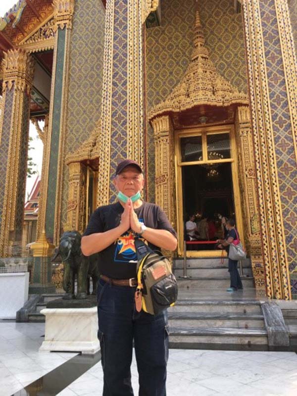 進泰國寺廟朝拜要脫鞋脫帽還要「脫褲子跑」（脫口罩的閩南語偕音），很麻煩也很不習慣，只好在廟門口將口罩拉下，讓佛祖看到我來為武漢肺炎祈福了。(楊正寬)