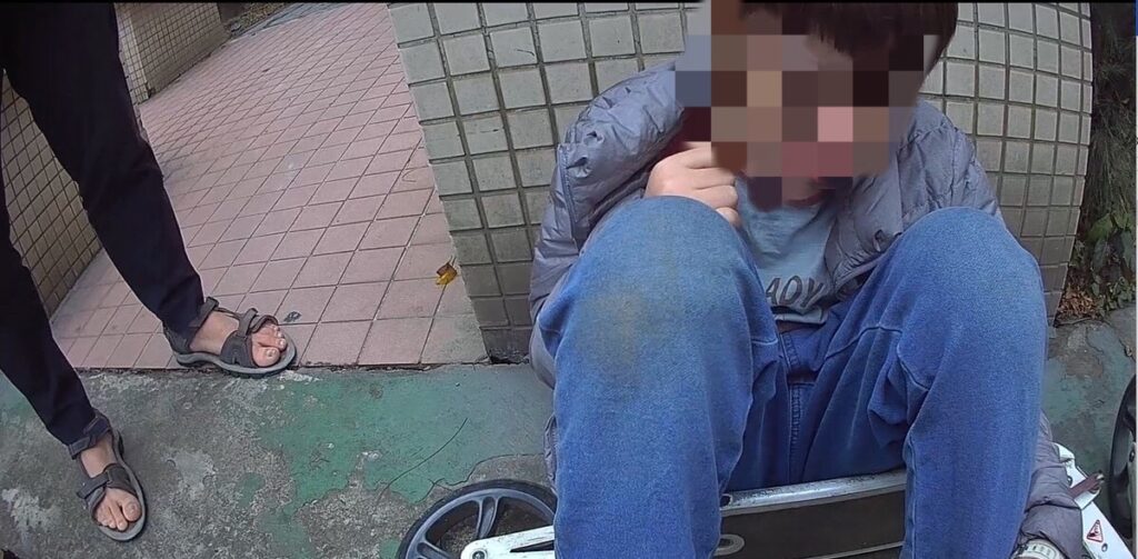 ▲圖說:吳姓男童獨自在公園玩滑板不慎受傷,公益所線上警網獲報趕赴現場協助 (圖/台中市政府提供)