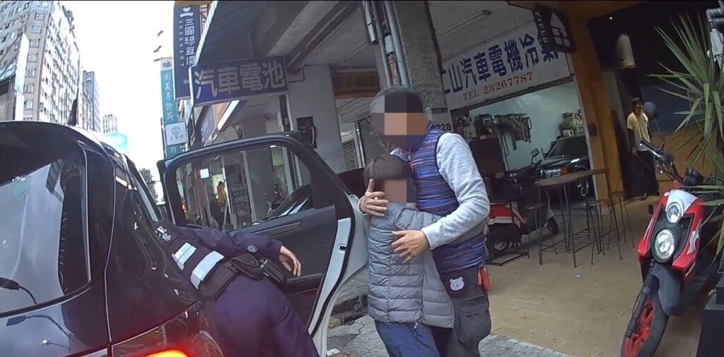 ▲圖說:男童一下警車,看見媽媽便止不住淚水,用力地上前抱住 (圖/台中市政府提供)