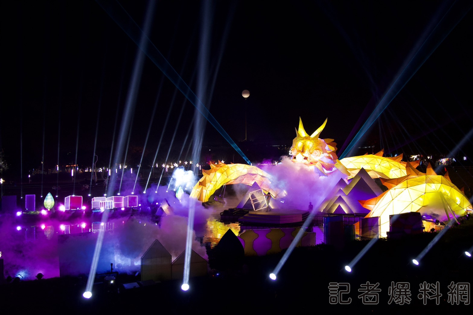 ▲全台首創水上劇場主燈秀,每場展演3分鐘
