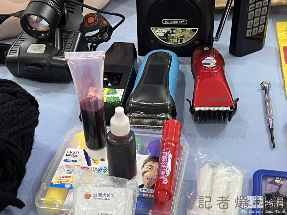 網紅晚安小雞自稱在柬埔寨被綁架凌虐，如果都是自導自演雨警方搜出假血及理髮剪等工具。翻攝《柬中時報》