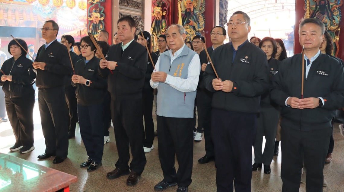 苗縣長鍾東錦率縣府團隊宮廟上香祈福 發放「一元復始萬象更新」開運福袋