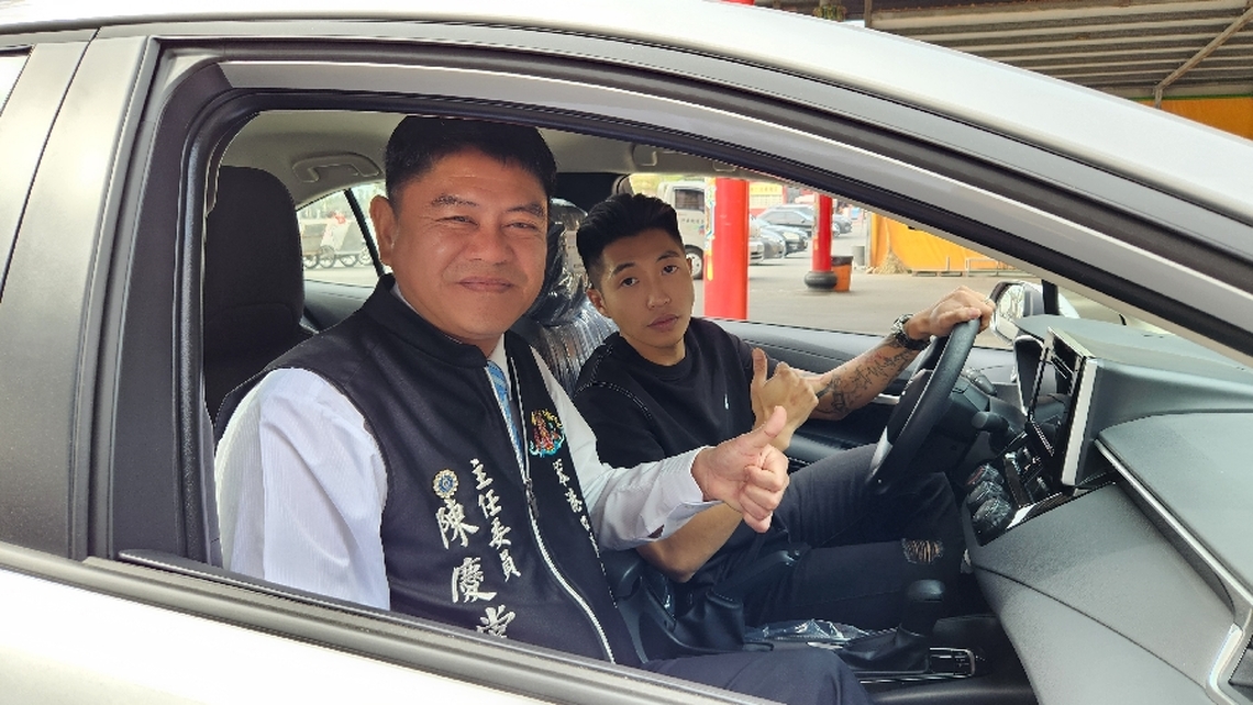 嘉義縣東石港口宮擲筊送汽車 連擲10聖筊80萬汽車大獎 最高擲14聖筊博得黃金媽祖