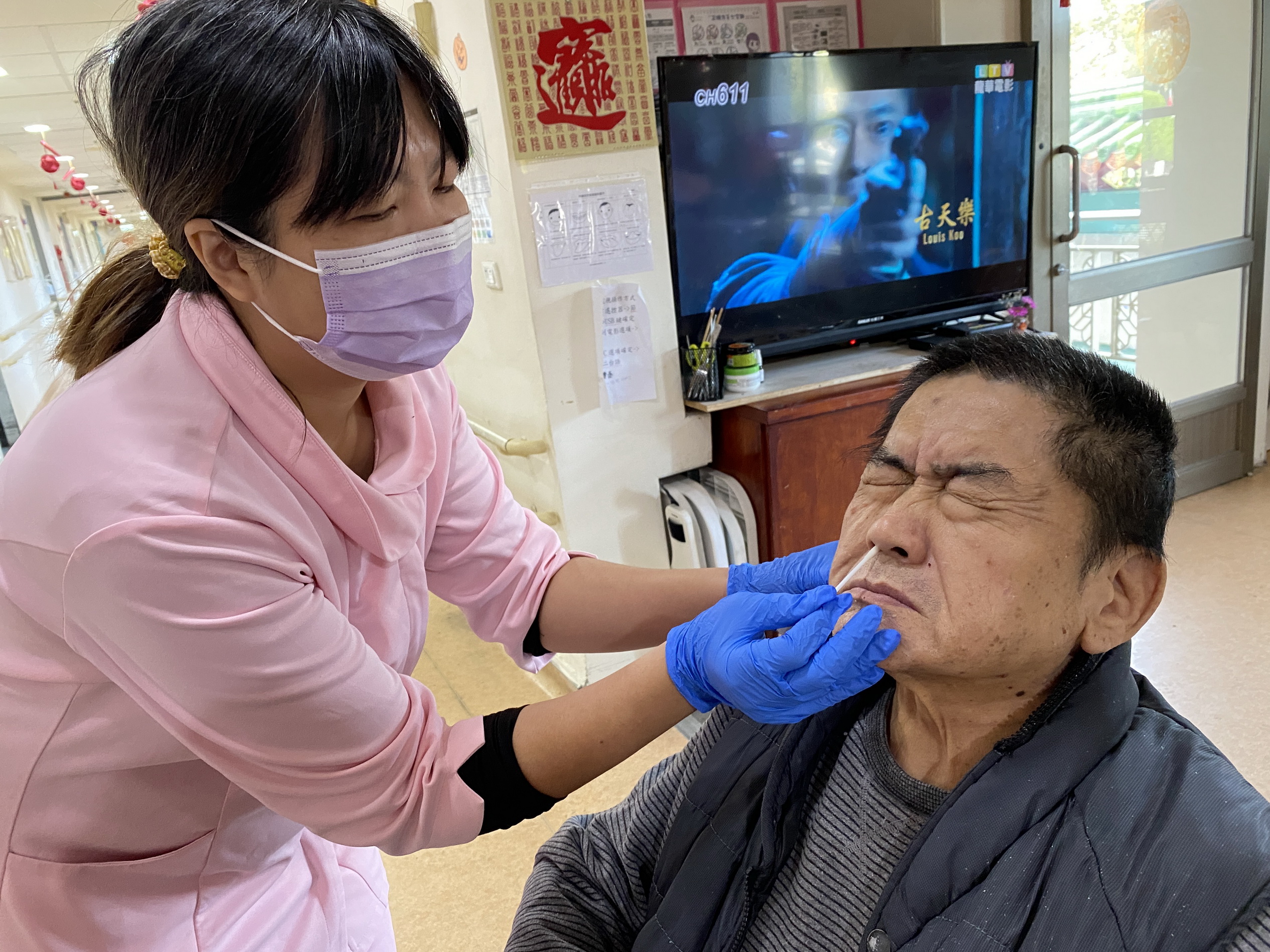 ▲彰化榮家年後收假第一天全面執行COVID-19快篩作業，有四位住民呈陽性反應，目前症狀輕微，已緊急做好隔離措施。（記者張溎壕攝）
