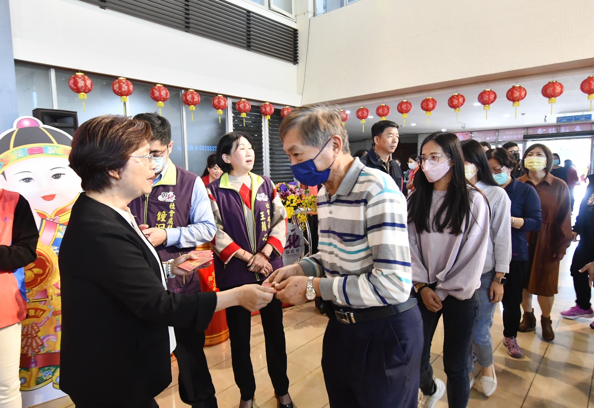 ▲新春第1個上班日，彰化縣政府舉行彰化縣各界113年新春團拜，縣長王惠美發送鄉親新春福袋小紅包。（記者張溎壕攝）