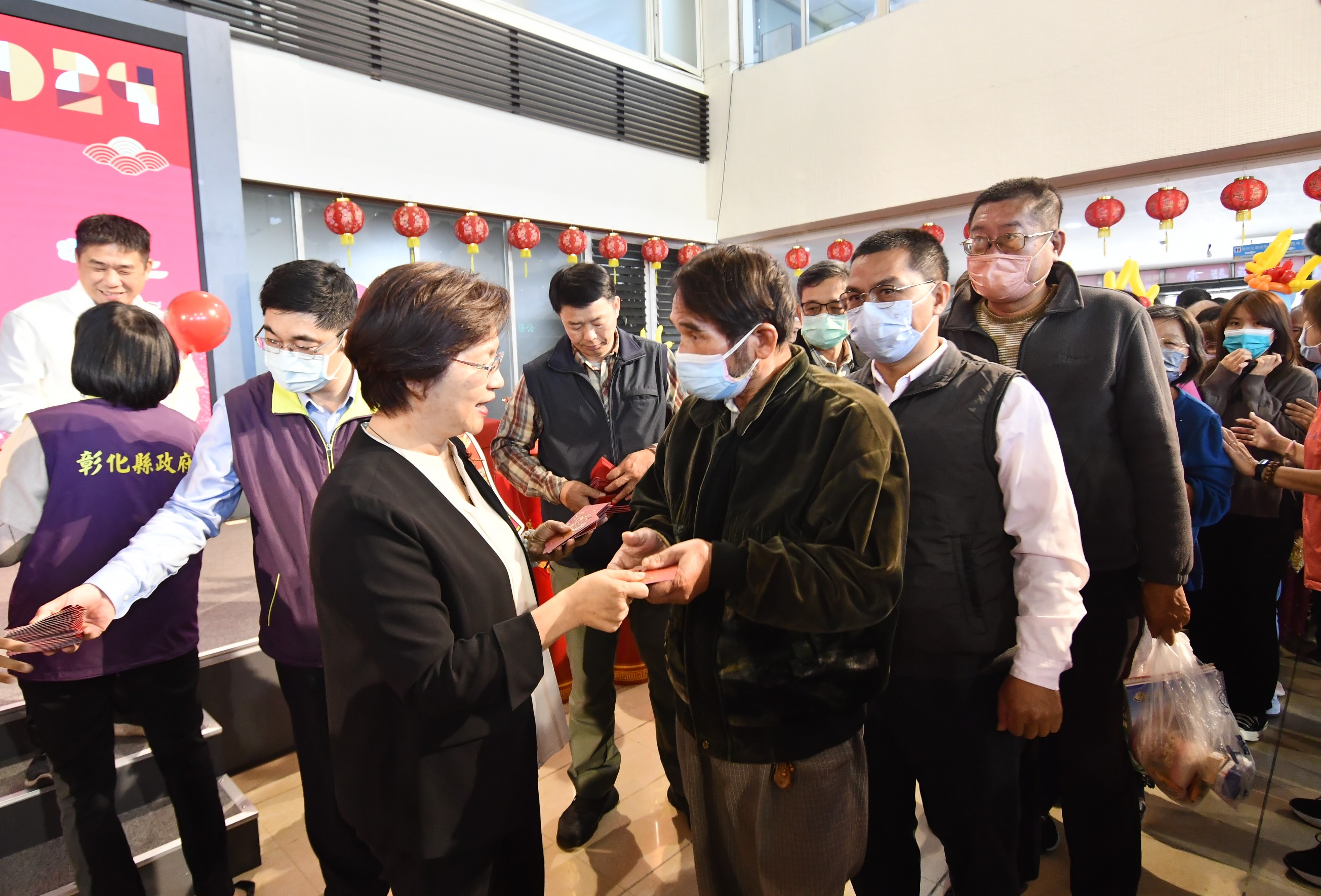 ▲新春第1個上班日，彰化縣政府舉行彰化縣各界113年新春團拜，縣長王惠美發送鄉親新春福袋小紅包。（記者張溎壕攝）