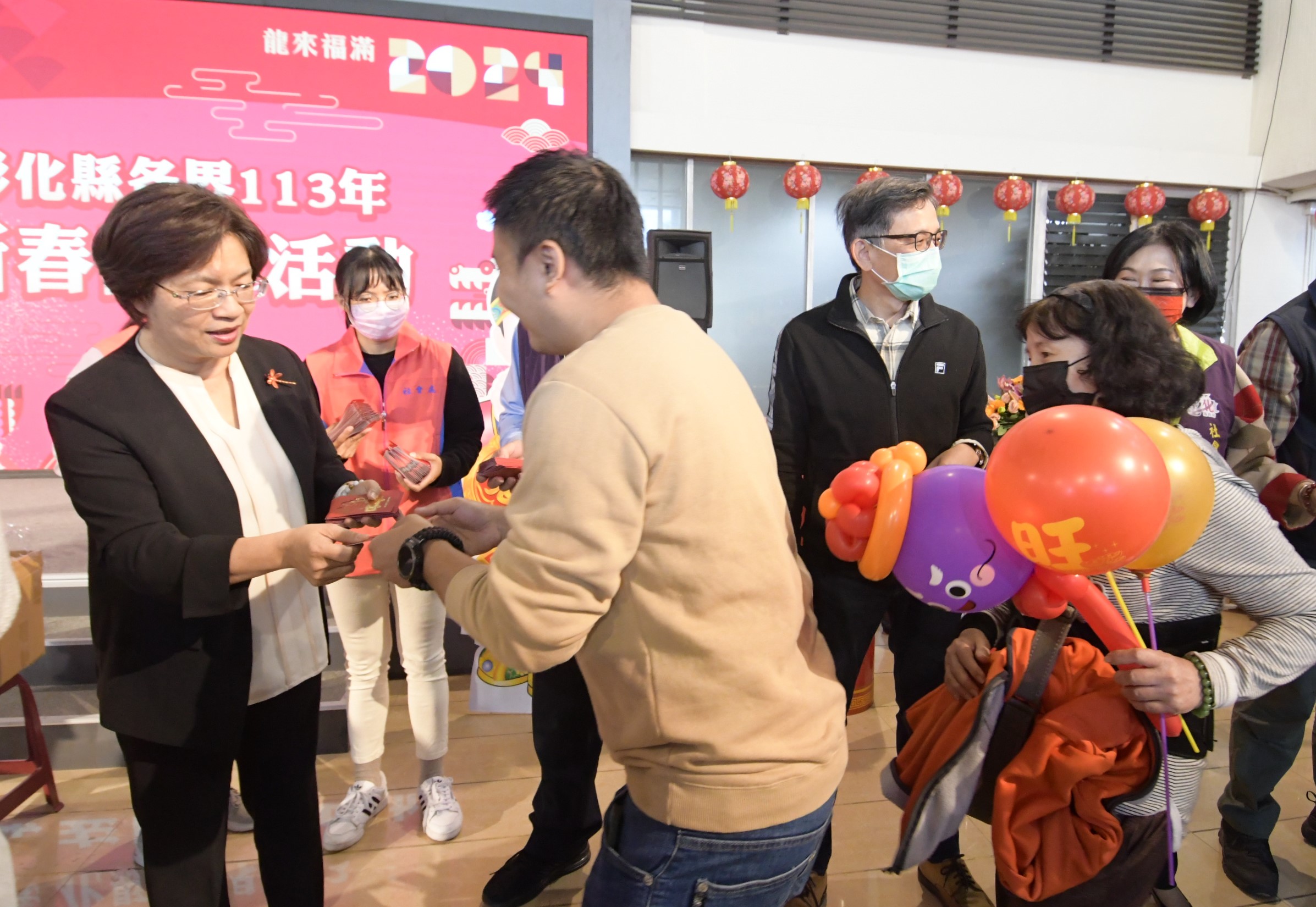 ▲新春第1個上班日，彰化縣政府舉行彰化縣各界113年新春團拜，縣長王惠美發送鄉親新春福袋小紅包。（記者張溎壕攝）