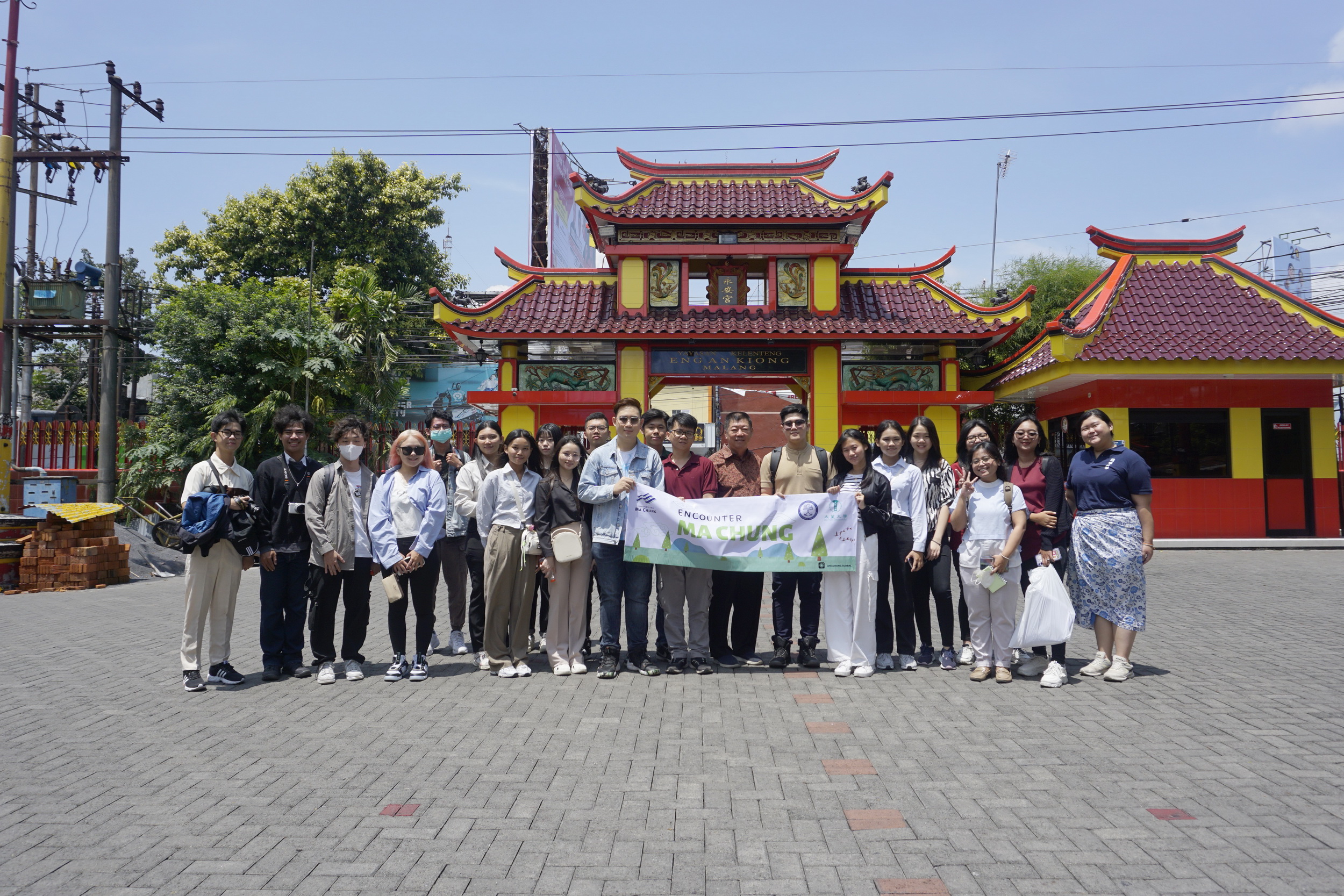 ▲遊學團參訪印尼廟宇，進一步認識印尼當地的語言。（大葉大學提供）