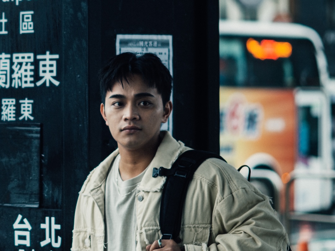 ▲邱軍首度唱台語歌遇瓶頸 光咬字就錄2天。（圖/索尼音樂提供）
