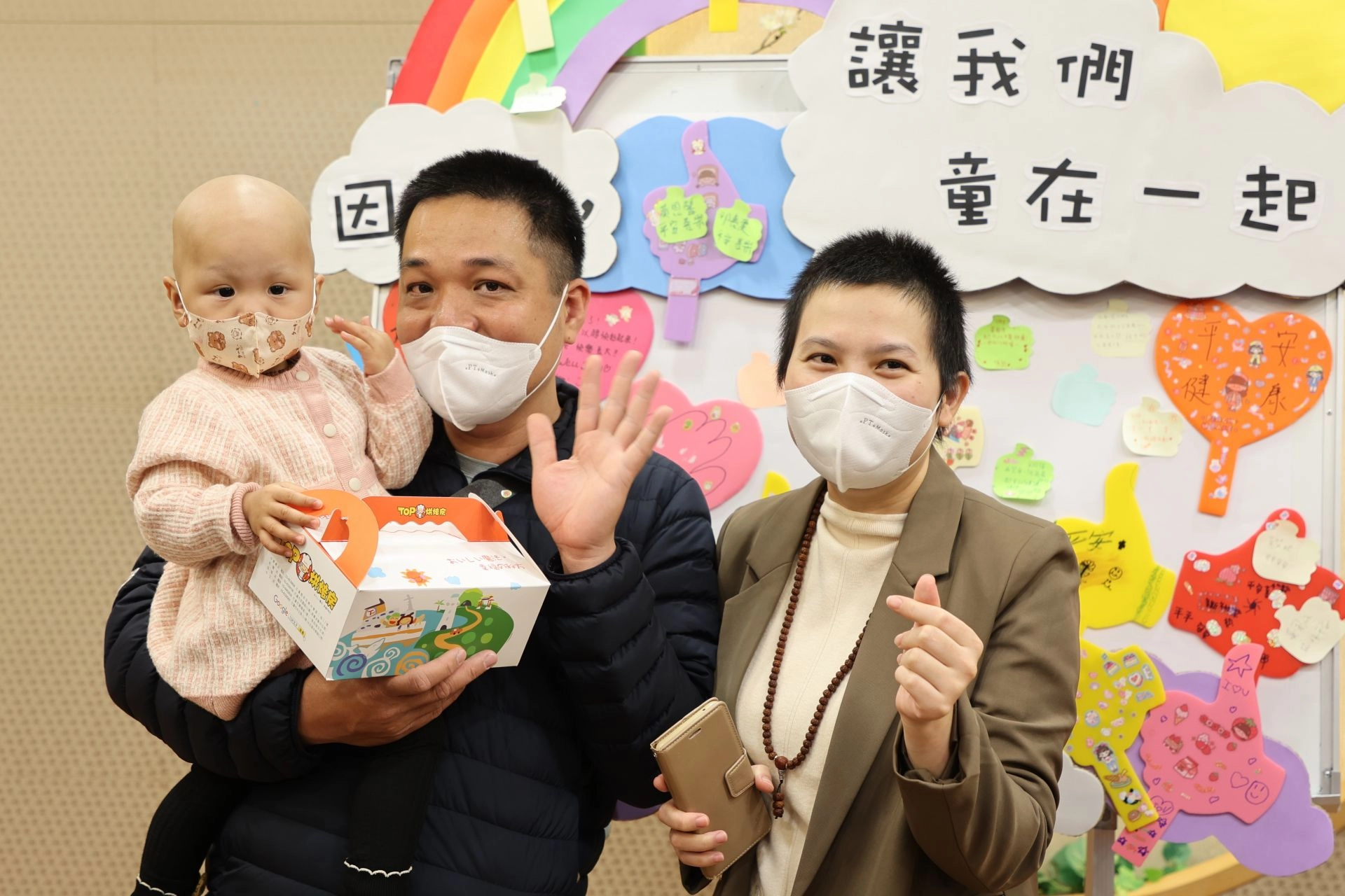 安蘇的母親張女士(右)感動表示,孩子在花蓮慈院治療期間,得到很多的關心與幫助,很感謝花蓮慈院醫療團隊的細心照護,此刻的她真的感到很幸福。