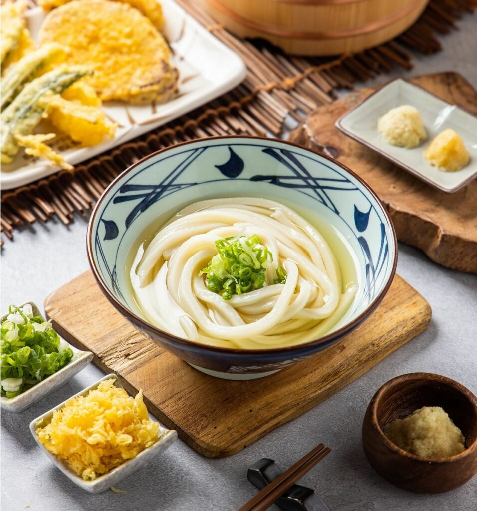 補班日吃烏龍麵只要10元！ 當天「集食饗樂點數3點+10元」，即可換購丸亀製麵「中碗湯烏龍麵乙碗」(原價$74)。