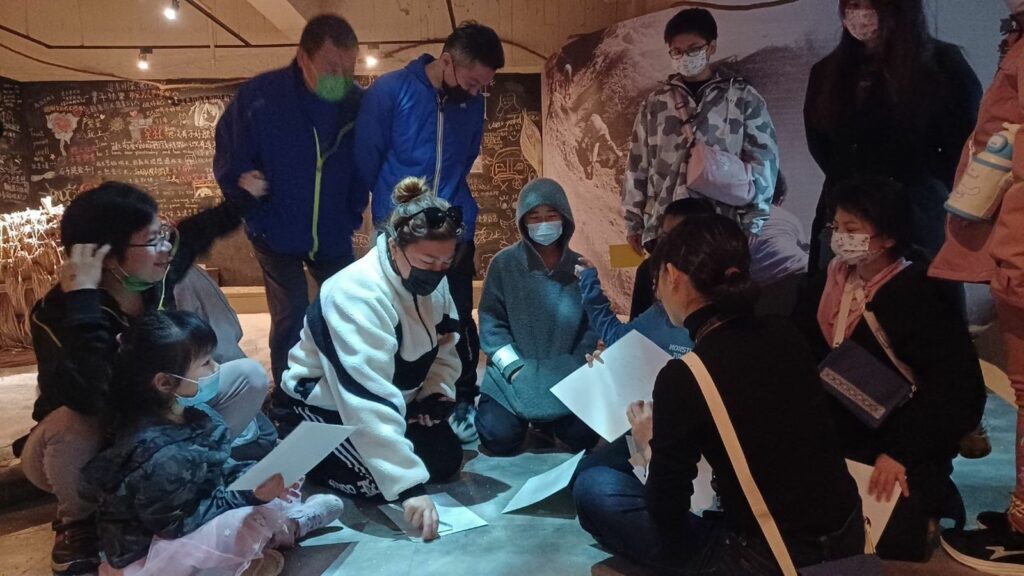 參加策展工作營的學童與家長,討論彼此的自畫像。(圖由世界宗教博物館提供)