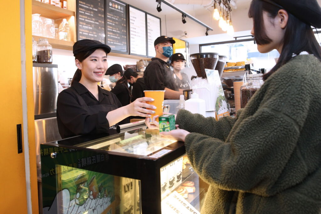 至cama café全台門市購買經典美式咖啡一杯,即贈白蘭氏雙認證鷄精一瓶(41毫升)
