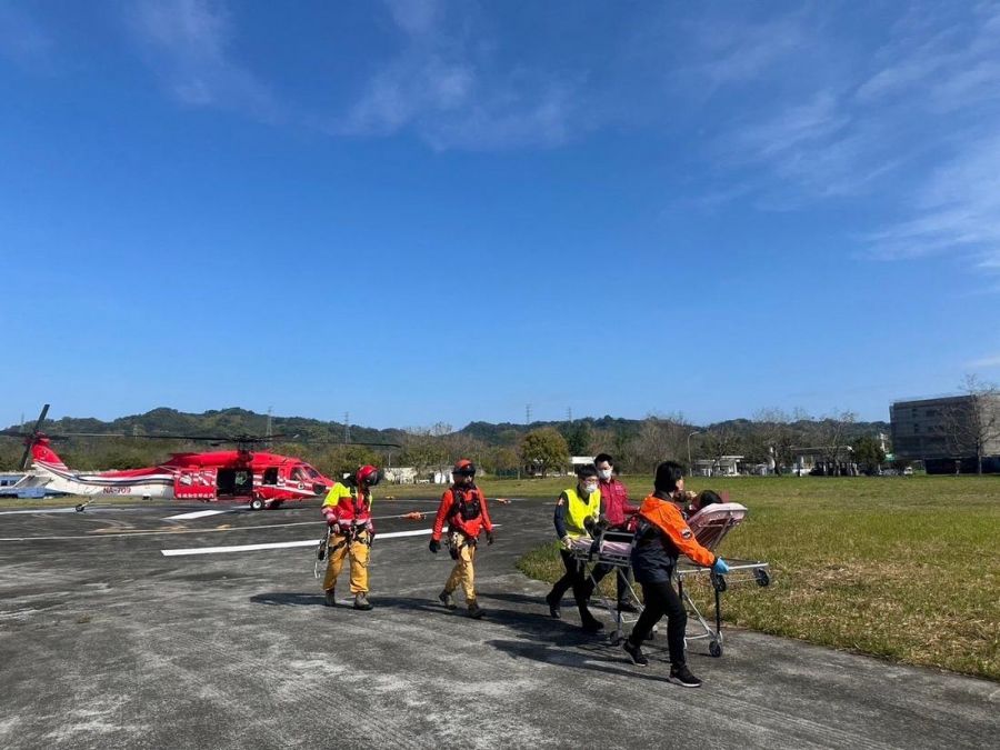 登山民眾高山症救援 南投縣消防局申請直昇機執行吊掛送醫