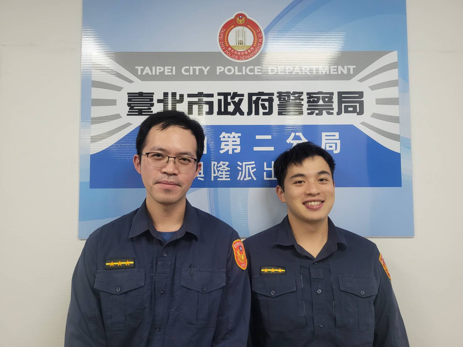 文山第二分局警員蔡宗翰（圖右）和周芳敬（圖左）於農曆春節連假期間巡邏勤務，發現一位失智老翁徘徊，隨即聯絡其家屬林姓婦人（77歲），並協助將其送回家中。（記者黃荷琇 翻攝）