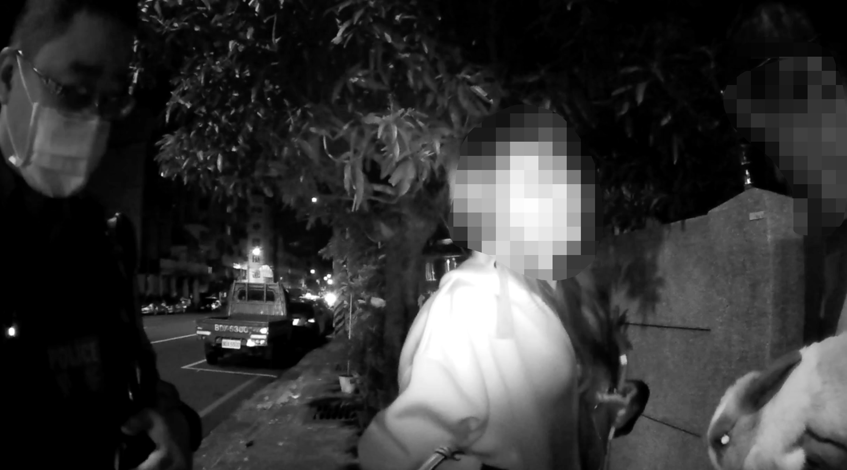 行車糾紛亮假槍恐嚇 鼓山警四小時迅速逮人並起出各式毒品。〈圖/記者蔡宗武翻攝〉