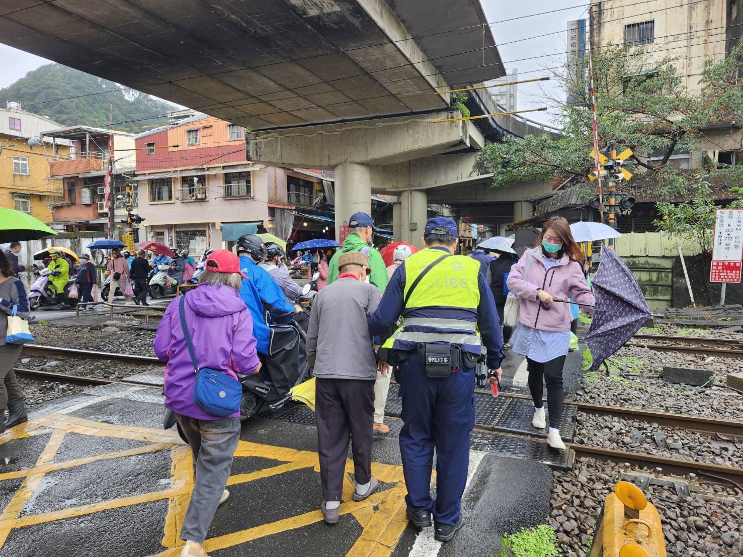 警方向民眾宣導鐵路投、排石情事之嚴重性。(記者宋紹誠翻攝)