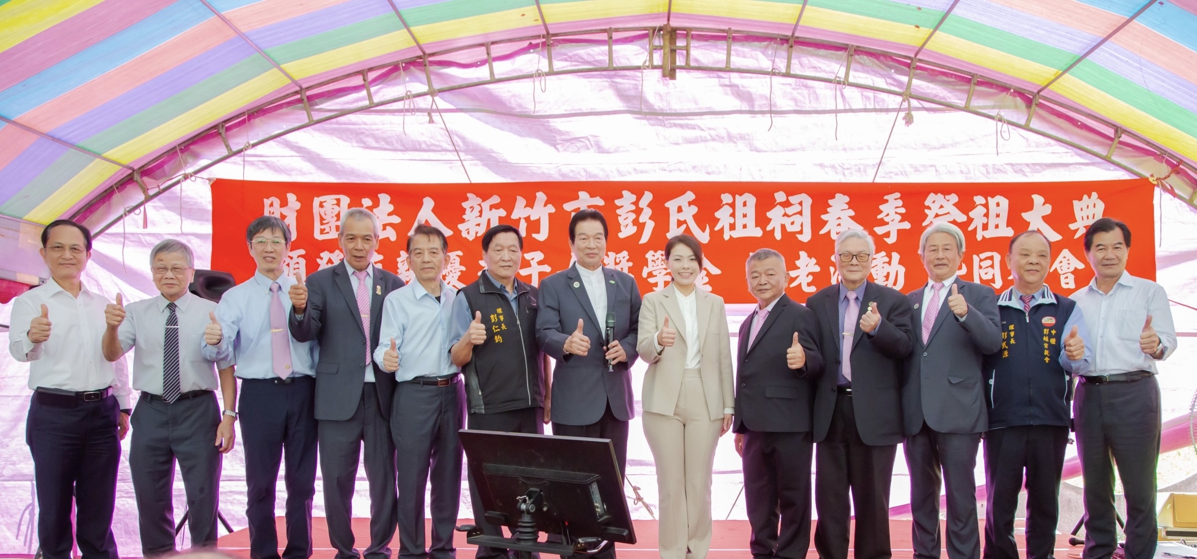 新竹市長高虹安特別到場向彭氏族親拜年,發放新春小紅包。(圖/記者林照東翻攝)