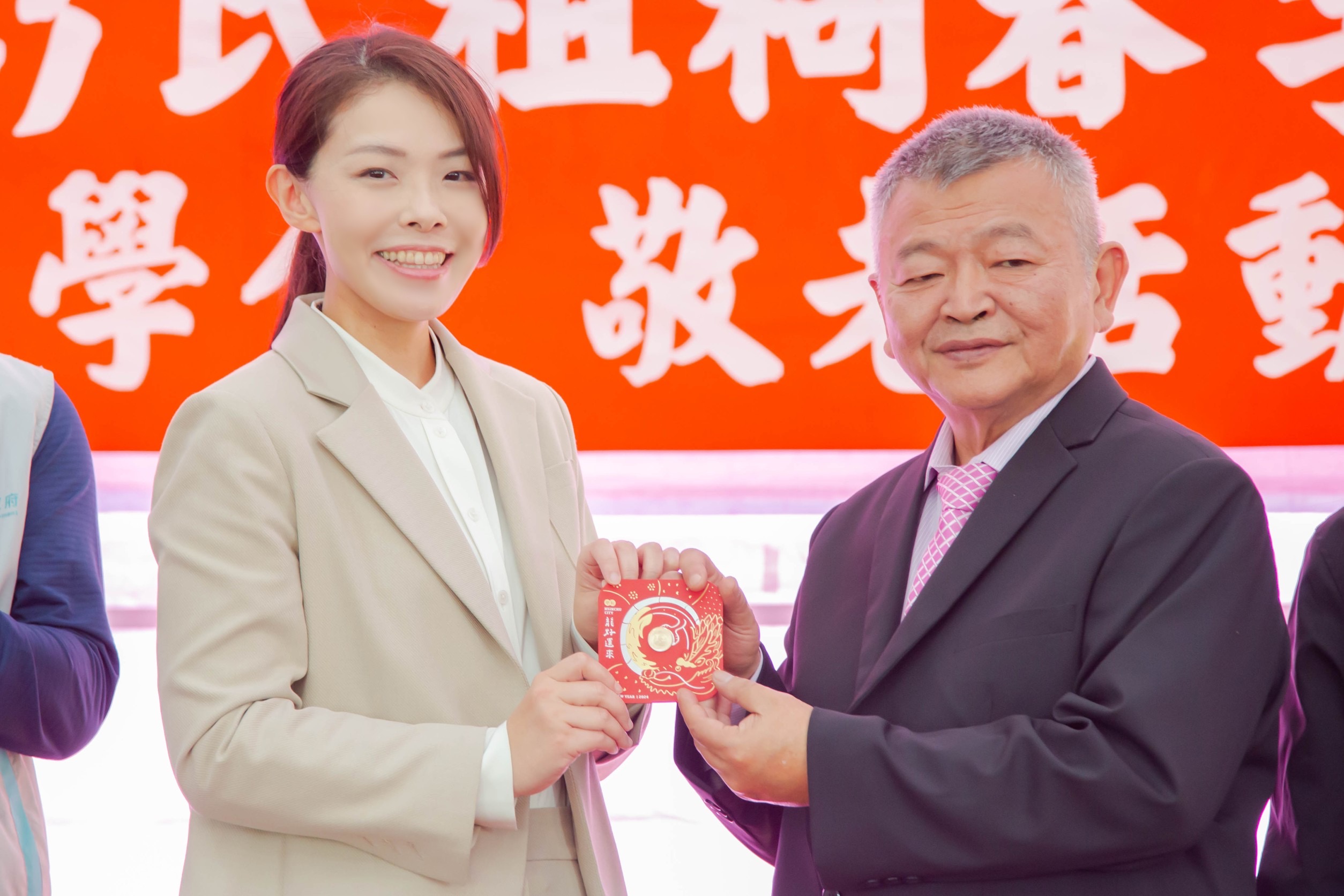 新竹市長高虹安特別到場向彭氏族親拜年,發放新春小紅包。(圖/記者林照東翻攝)