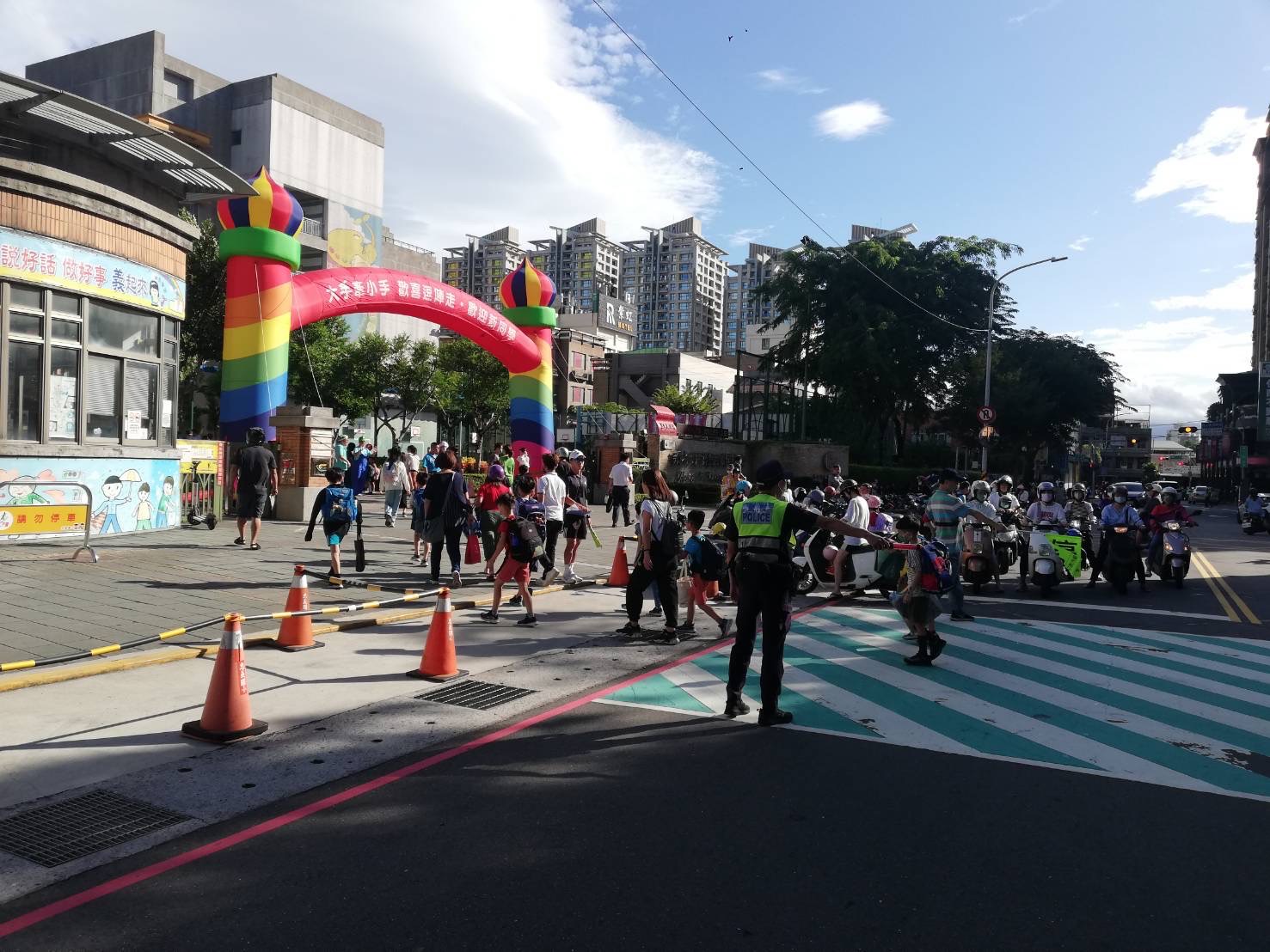 警方呼籲民眾，行經校園路口，請小心駕駛。(記者宋紹誠翻攝)