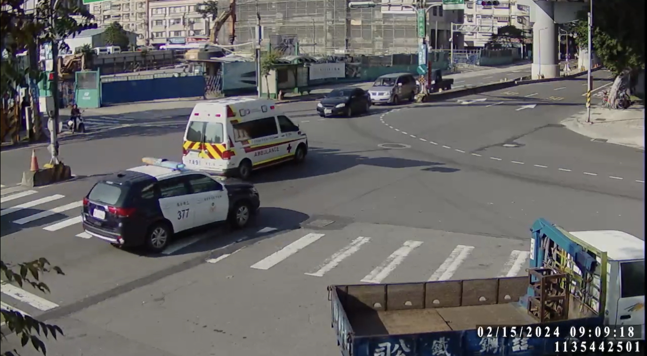 三峽所員警緊急與救護車緊急護送就醫。（記者徐煜勝翻攝）