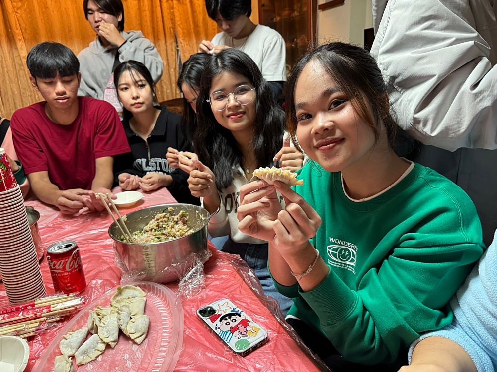 《圖說》學子體驗親手包水餃樂趣,氣氛活絡熱烈。〈龍華科大提供〉