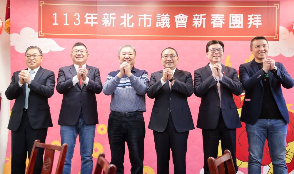《圖說》大年初六侯友宜至新北市議會新春團拜，左起議會秘書長陳王正源、副議長陳鴻源、議長蔣根煌、右二市府副市長劉和然。〈新北市府提供〉