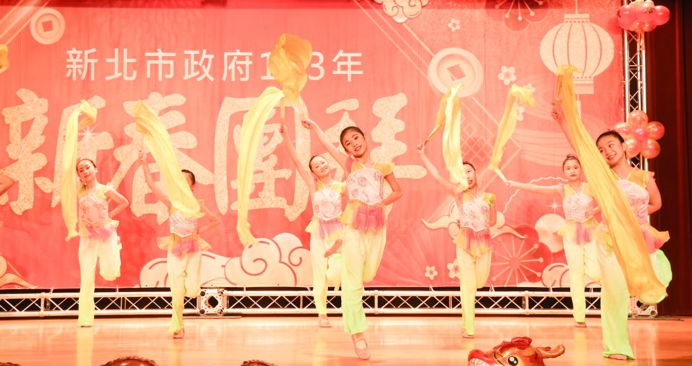 《圖說》新北市政府113年新春團拜由「江翠國小舞蹈團」以「鼓樂翩翩慶佳節」為嶄新龍年開場。〈新北市府提供〉