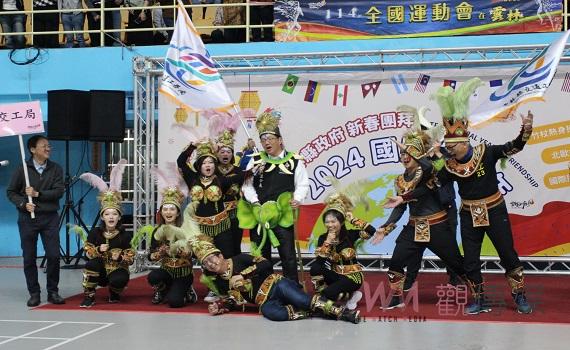 雲縣府迎接2024國際友誼年    創意服裝健走秀新春團拜