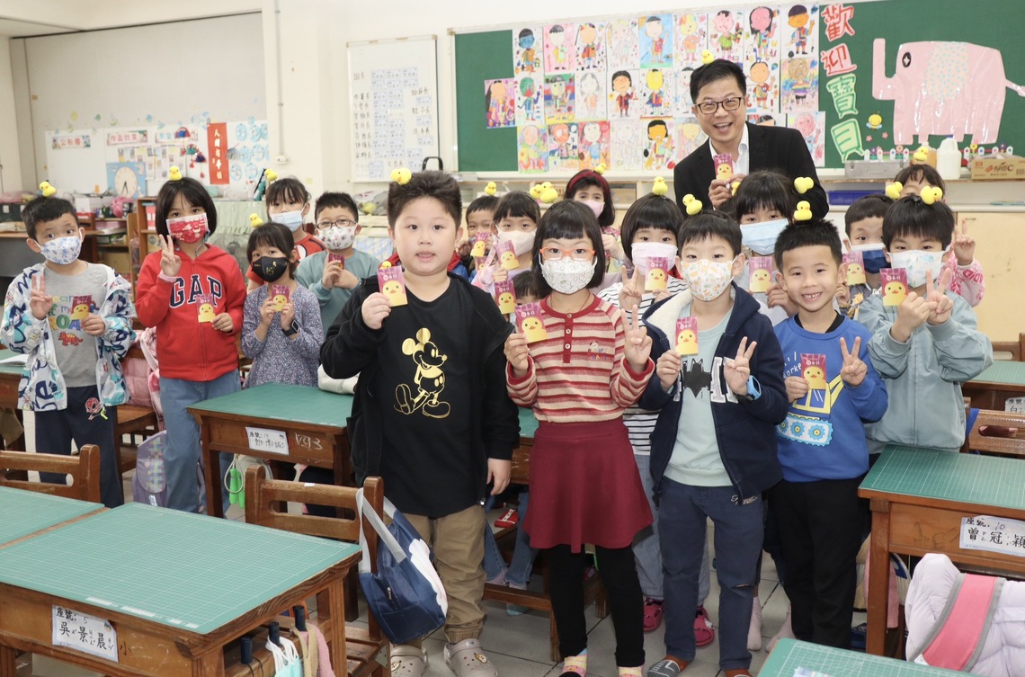 漾新聞|新上國小送學童「黃色小鴨」開學禮夯爆校園